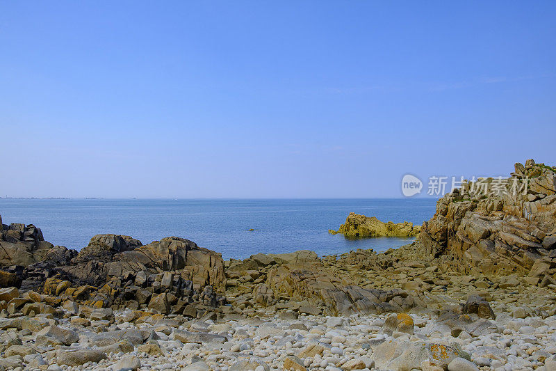 在法国布列塔尼Côtes d'Armor的Bréhat岛海湾在夏天